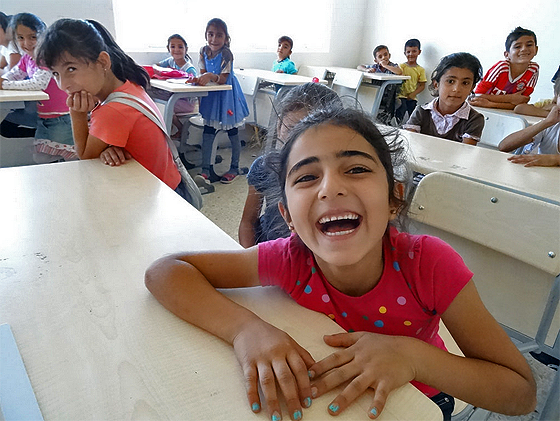 Schülerinnen und Schüler der Afrin-Schule in Bainjan, einem Vorort der Großstadt Sulaimaniyya. Diese Schule, in der Flüchtlingskinder bis zur sechsten Klassen unterrichtet werden, wird von syrischen Flüchtlingen betrieben. © Thomas von der Osten-Sacken