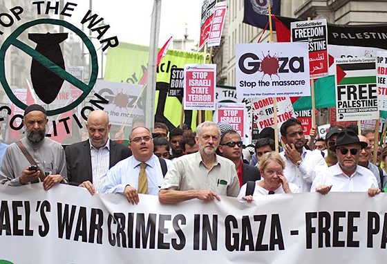 Jeremy Corbyn (Bildmitte) an der Spitze einer antiisraelischen Demonstration, Juli 2014. © RonF via Flickr