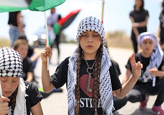 Janna Tamimi auf einer Demonstration in Nabi Saleh